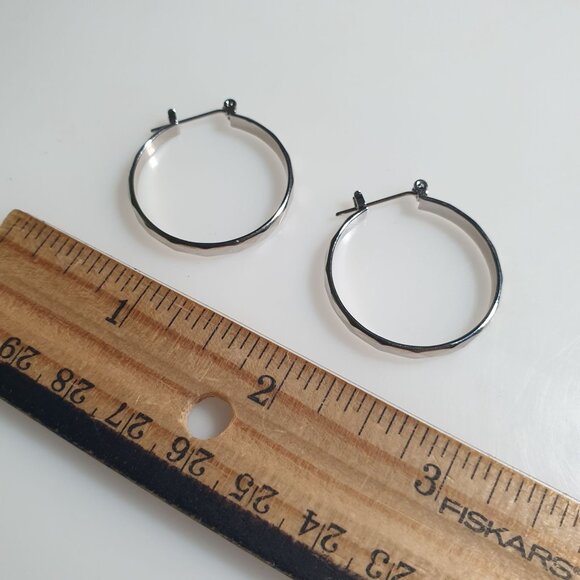 Silver Tone Hoop Earrings Lightweight Round Faceted Texture Secure Latch Back - Picture 3 of 4